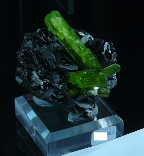 diopside or smtg like that, whatever it is quite stunning.jpg