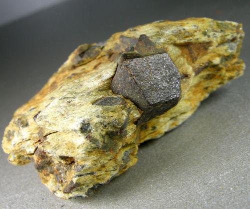 Granate Almandino- Roxbury- Conneticut- USA- 7x5 cm.jpg