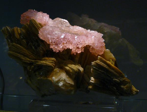 pink cristallized Quartz - Brazil - Mineralparagon SMAM09.jpg