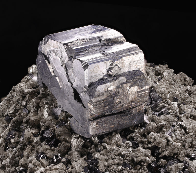 Mineralientage-Munich-2021-Bournonite-from-Trepca_Kosovo-(2).jpg